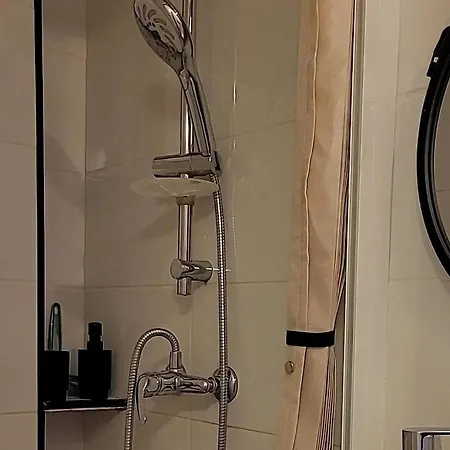 Du Canal بيت ضيافة Courcouronnes